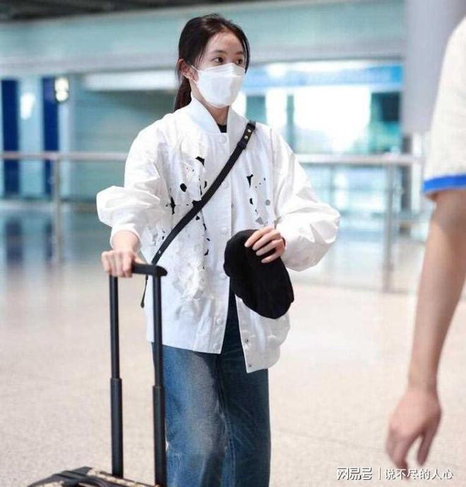 伟德体育官方网站刘浩存改变风格麻袋牛仔裤